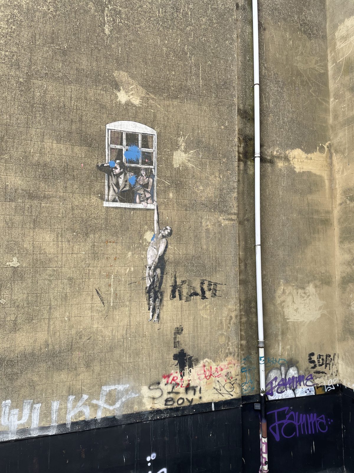 ブリストルに残るバンクシーの壁画〈Well Hung Lover〉