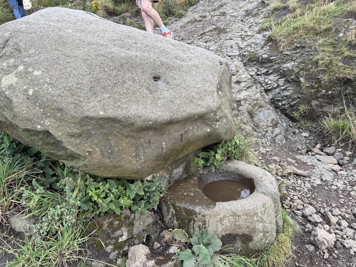 岩の下にある、水の湧かなくなった泉の跡