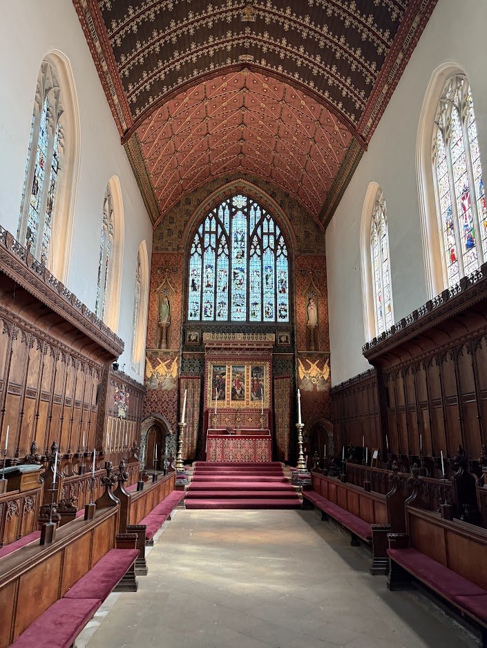Queens' College Chapel の内部。赤い天井と向かい合わせの聖歌隊席