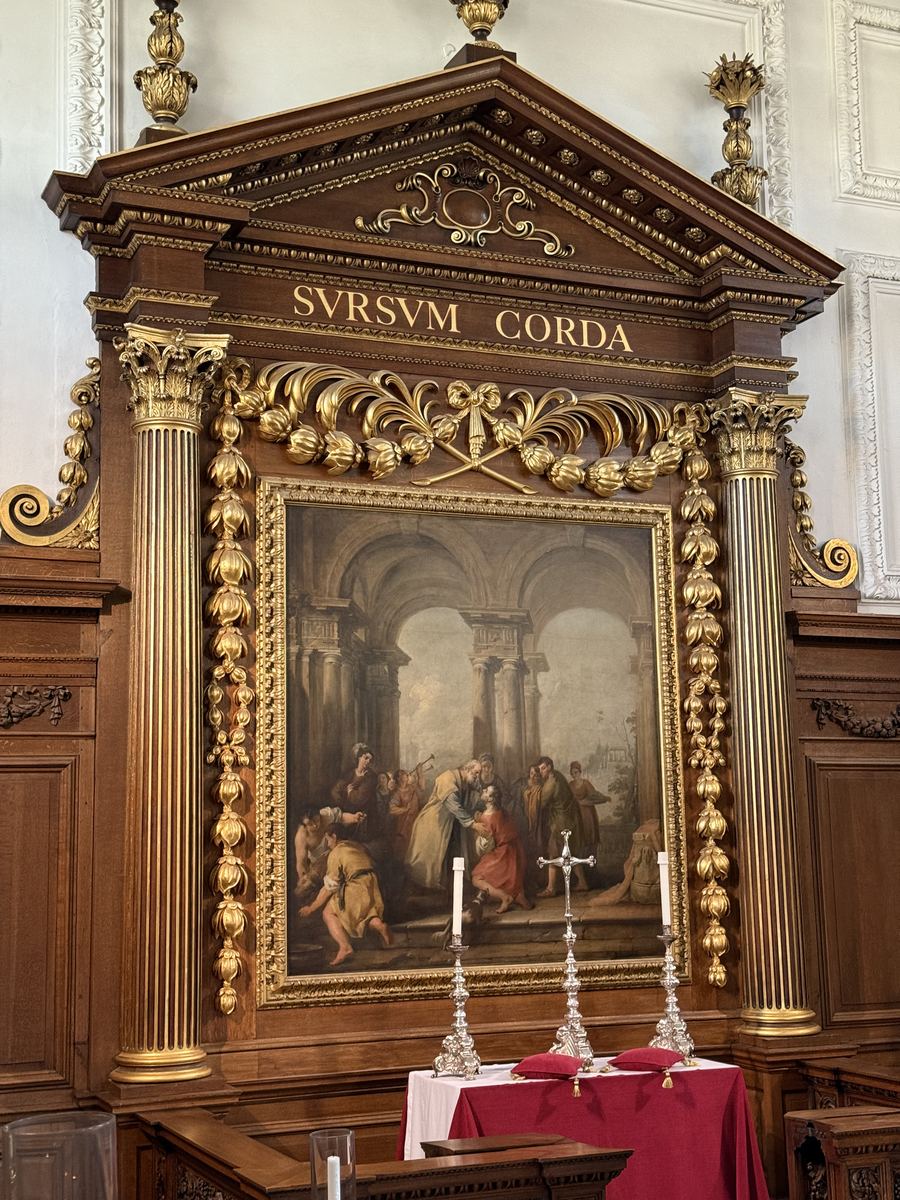 SVRSVM CORDA と刻まれた祭壇の衝立