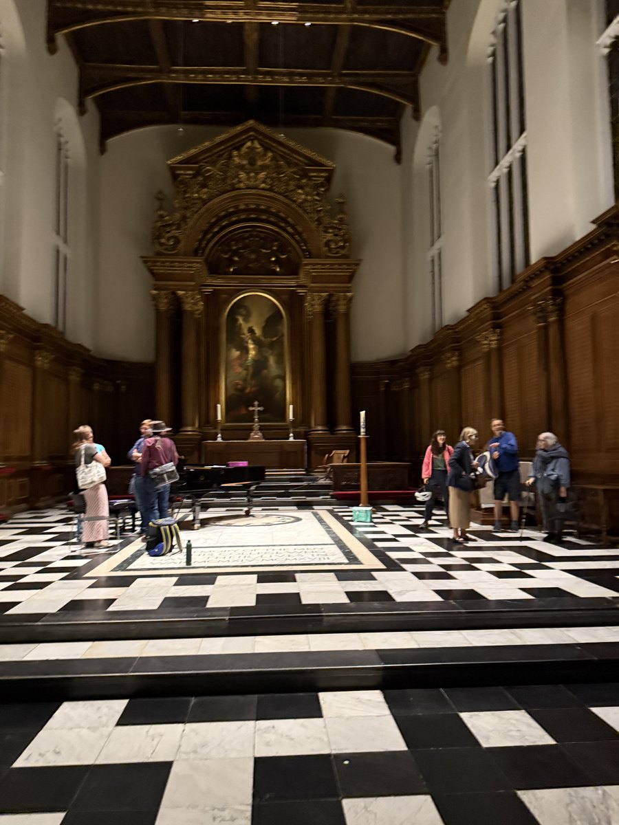 Trinity College Chapel の白黒の市松の床