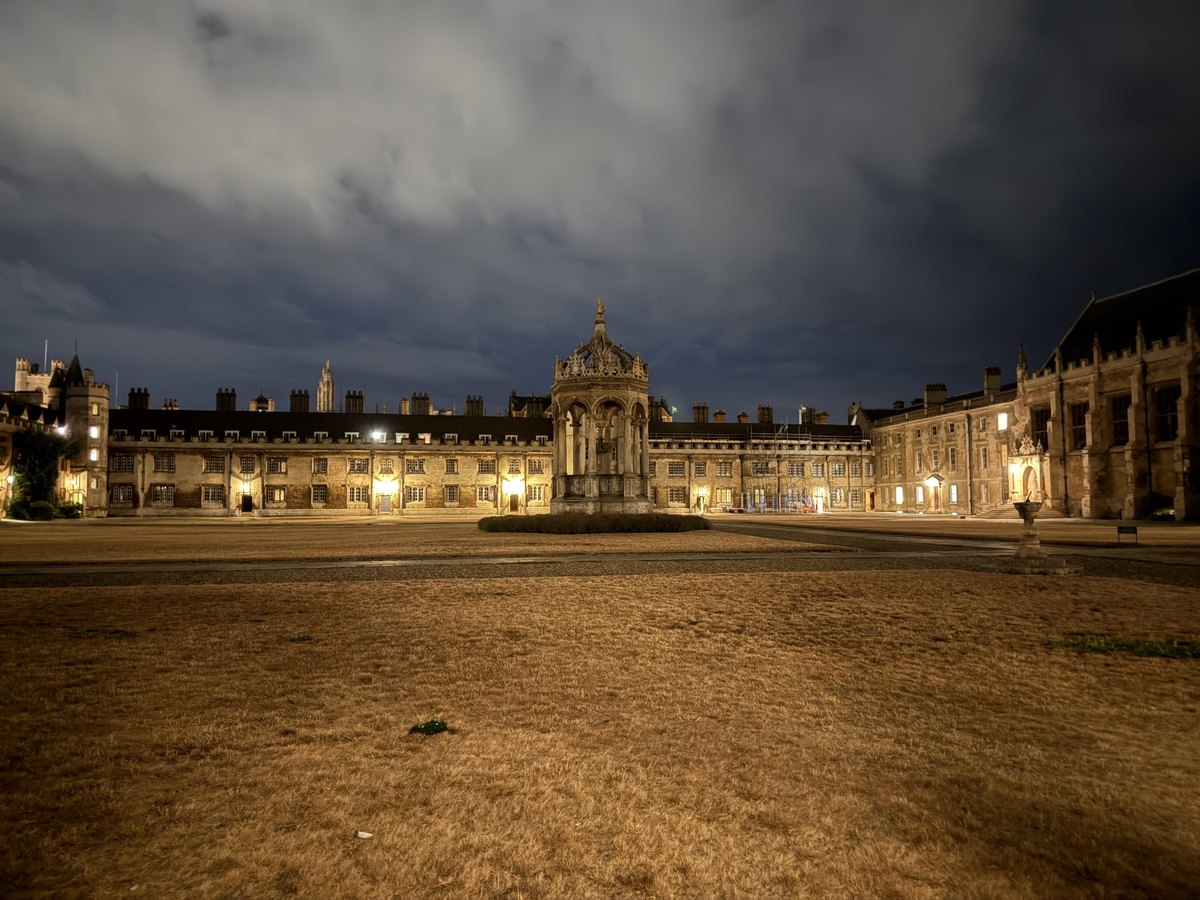 夜の Trinity College の中庭