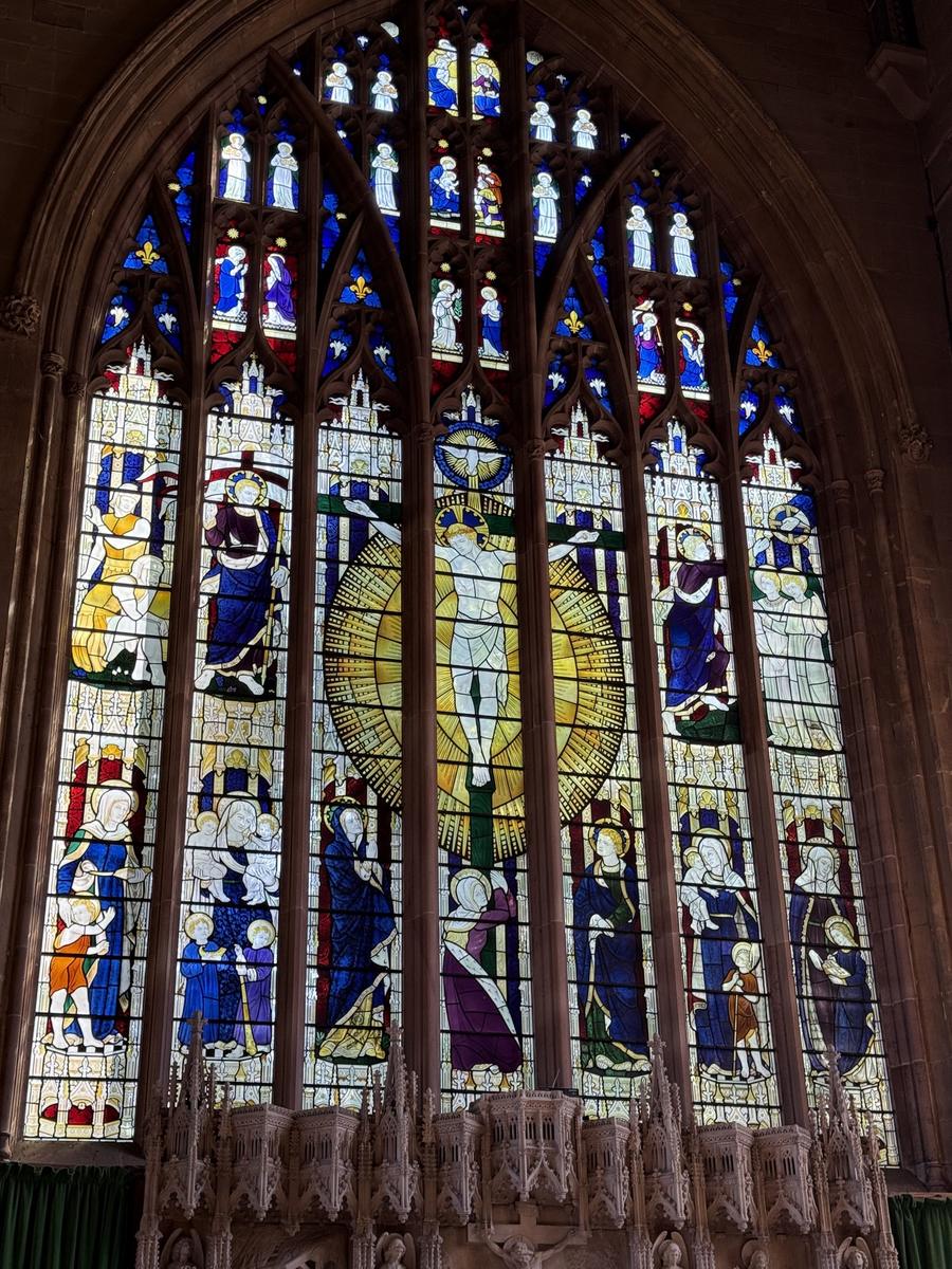 Holy Trinity Coventry の大きなステンドグラス