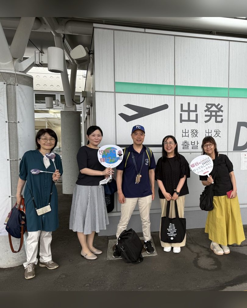 花巻空港の出発ロビーで見送りを受ける