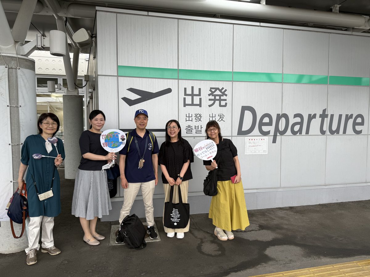 花巻空港の出発ロビーで見送りを受ける