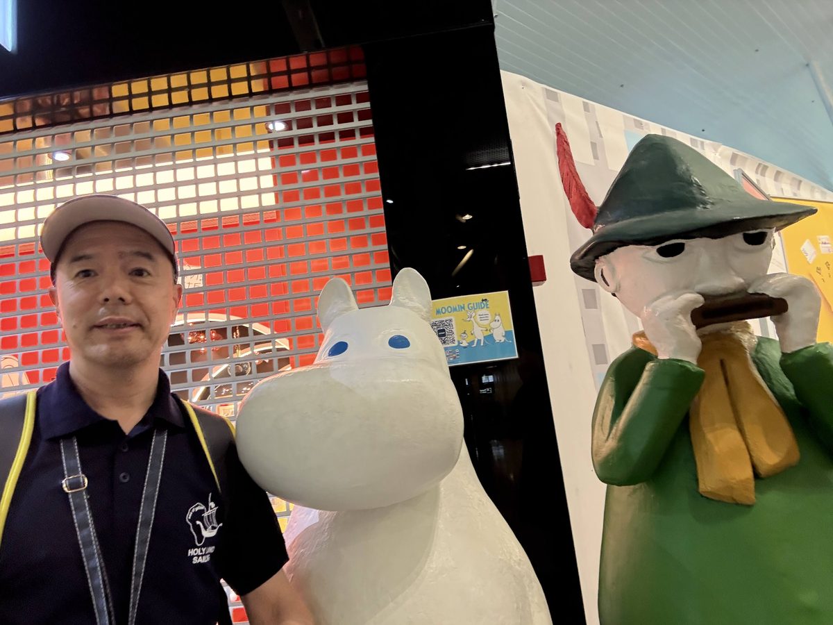 ヘルシンキ空港のムーミンとスナフキンの像と記念撮影