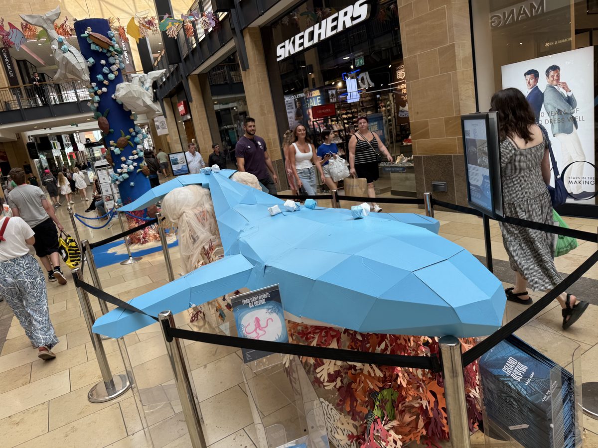 ショッピングモールの中に置かれた青いクジラの立体オブジェ