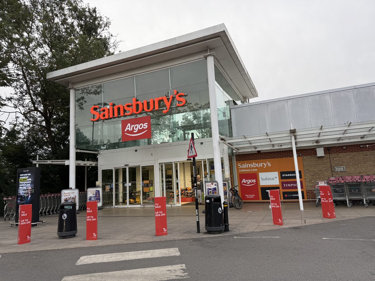 Sainsbury's と Argos の看板が並ぶ店舗の外観