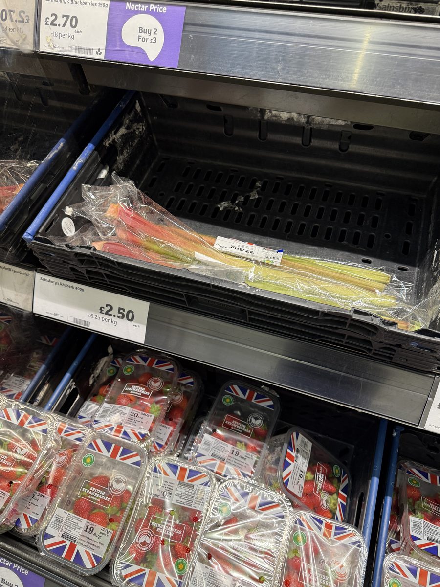 スーパーの棚に並んだルバーブのパック