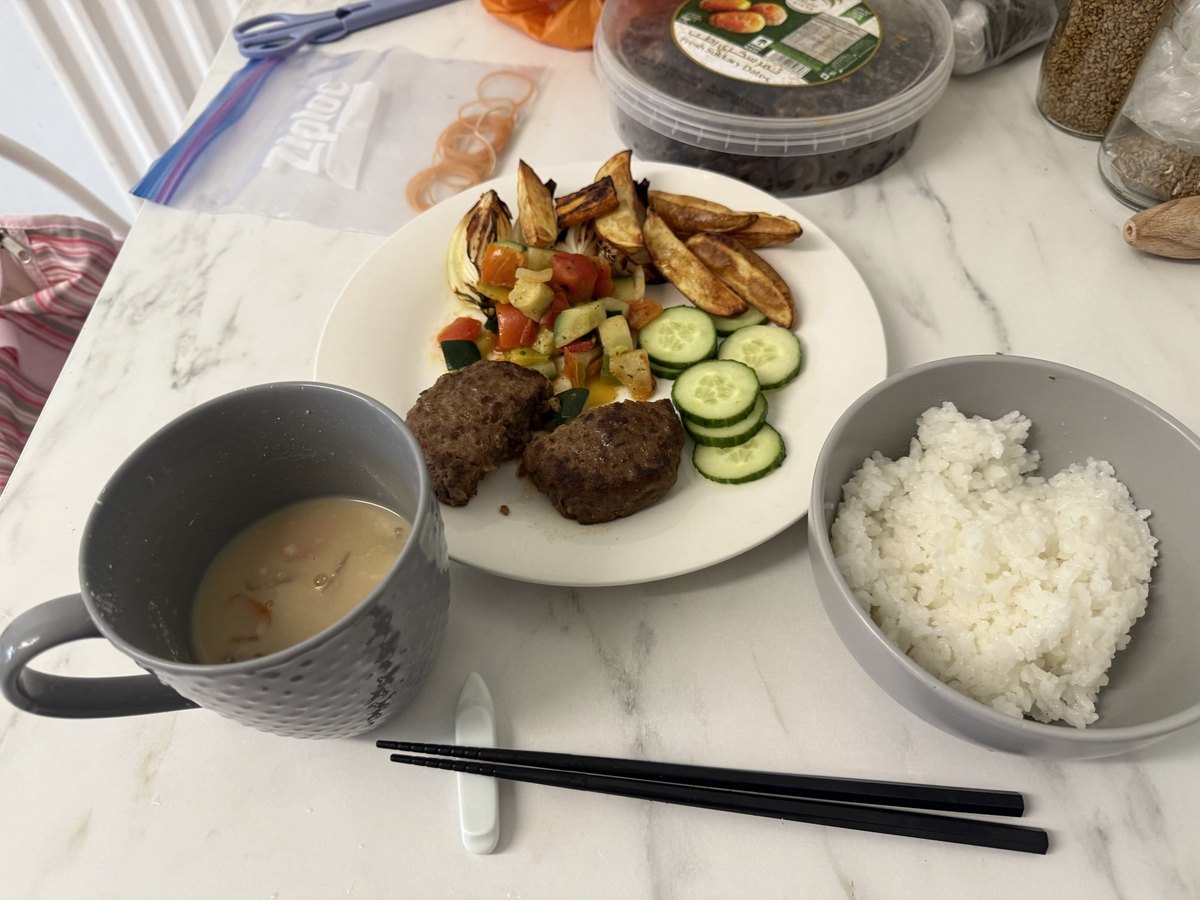 ハンバーグとごはんと味噌汁