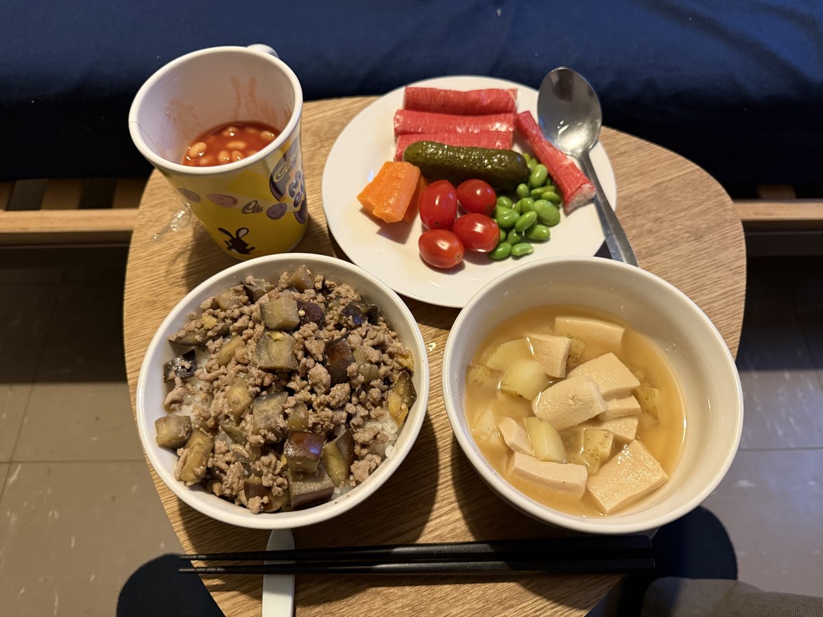 どんぶりのそぼろごはん、汁物、トマトと枝豆の皿