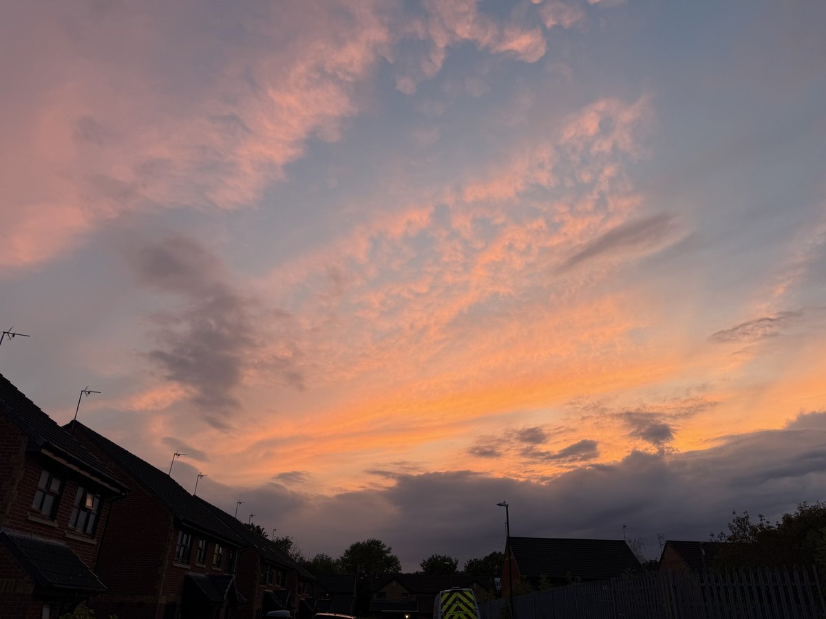 住宅街の上に広がる夕焼け