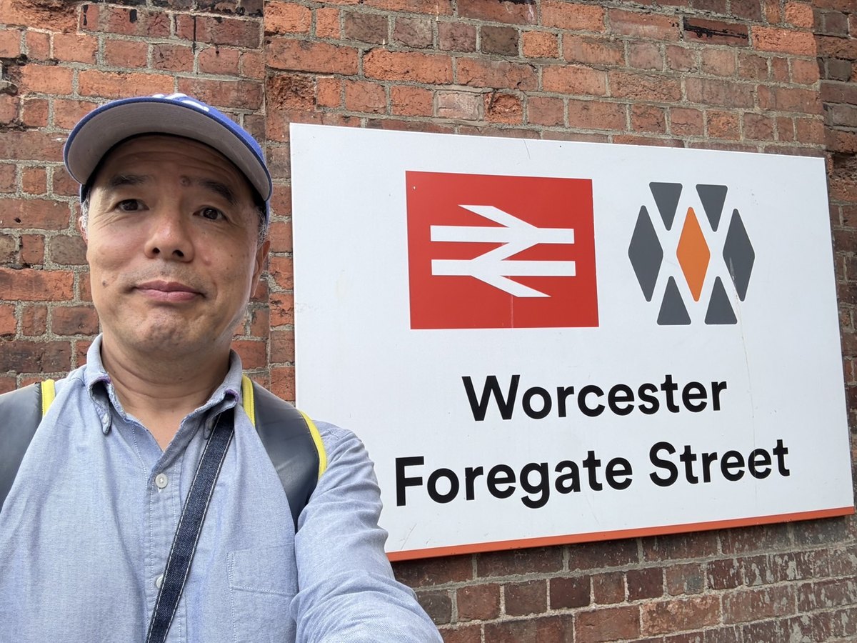 Worcester Foregate Street の駅名標の前に立つ柳谷雄介