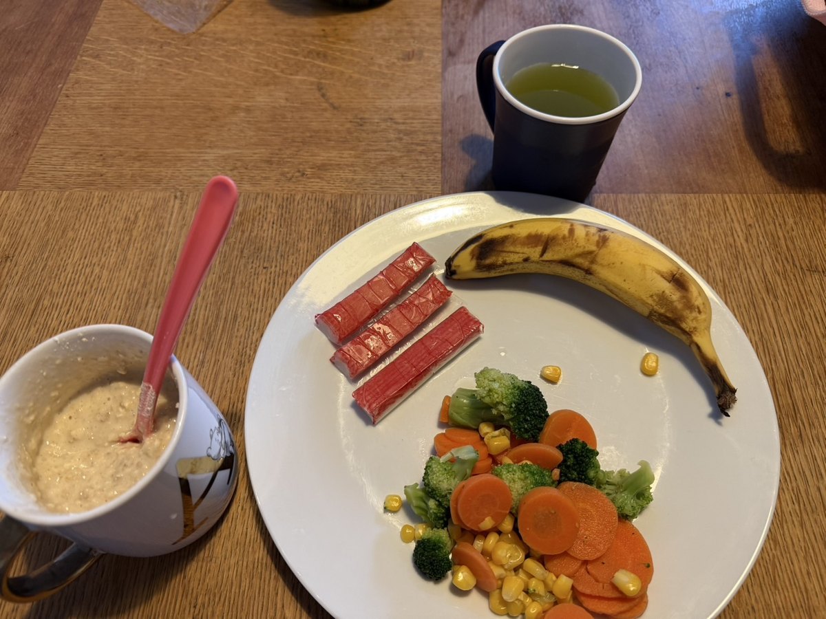 マグに入ったオートミールと、温野菜・カニカマ・バナナの皿